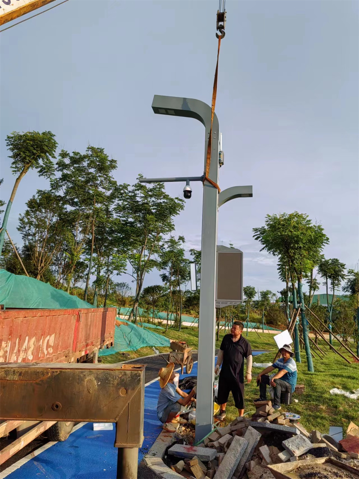 綜合桿廠家：智慧城市多功能基礎(chǔ)設(shè)施的專業(yè)制造者